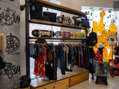 E a proposito di skate, nel locale ne vediamo a bizzeffe: alcuni sono sugli scaffali, tra zaini e vestiti...